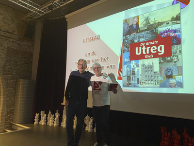 904979 Afbeelding van journalist Bert van den Hoed (links), winnaar van de Groate Utreg Kwis , met naast hem quizmaster ...